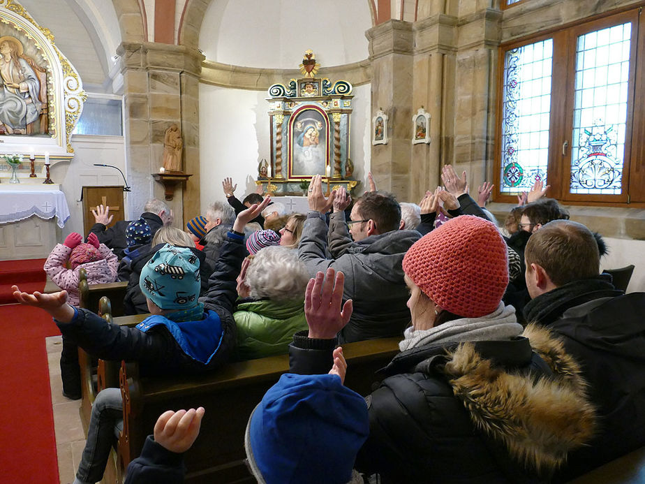 Krippenandacht mit Segnung der Kinder (Foto: Karl-Franz Thiede)